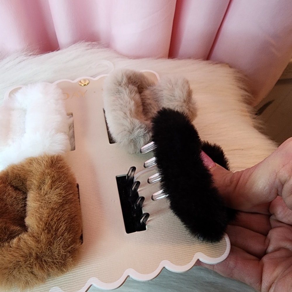 Sunday State Set of 4 Faux Fur Hair Clips. - Picture 3 of 4